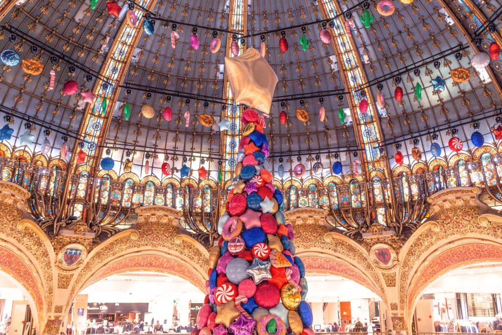 Փարիզի Galeries Lafayette-ի կախարդական տոնածառն ու զարդարանքը