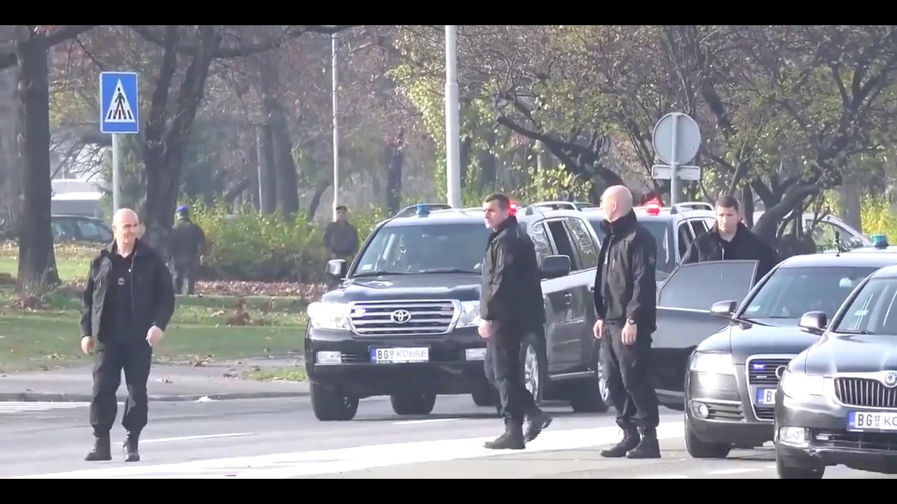 Ինչ կայծակնային արագությամբ է արձագանքում թիկնապահը, երբ կրակում են (տեսանյութ)