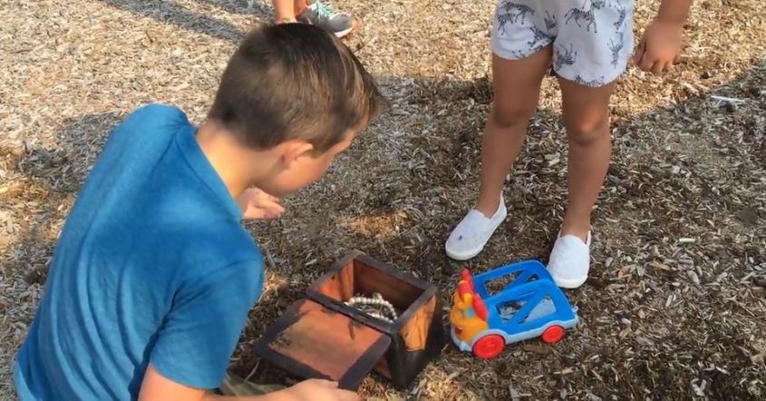 Լողափում զբոսնելիս երեխան իսկական գանձ գտավ. միայն տեսեք, թե ինչեր կային այս սնդուկի մեջ (լուսանկարներ, տեսանյութ)