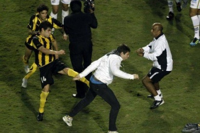 Ուկրաինայում խաղի ժամանակ թիմի մարզիչը ծեծել է մրցավարին