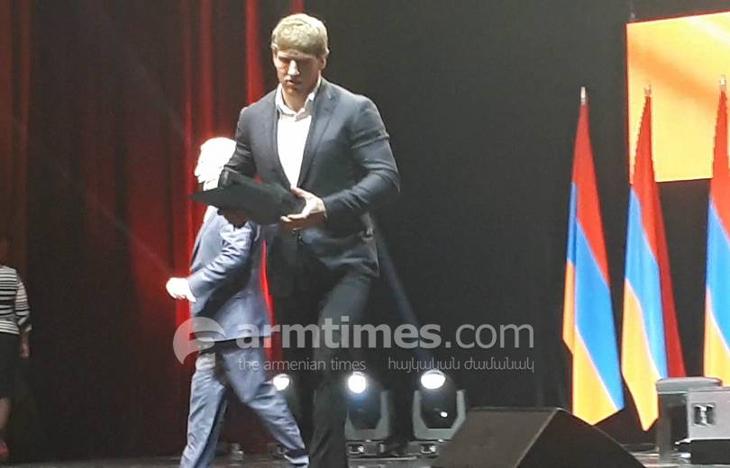 Արթուր Ալեքսանյանը Սերժ Սարգսյանից անվանական զենք նվեր ստացավ (տեսանյութ)