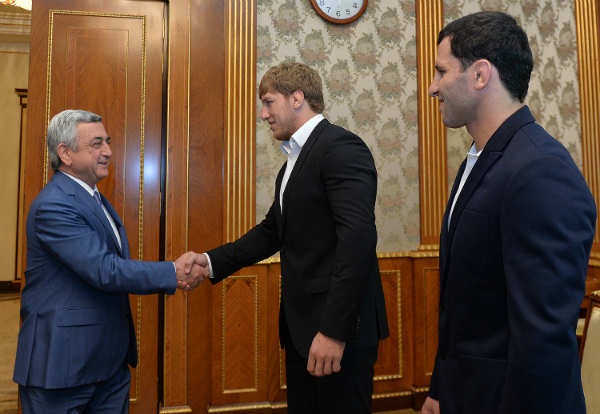 «Դուք ուղենիշ եք». Սերժ Սարգսյանը ընդունել է Արթուր Ալեքսանյանին եւ Մաքսիմ Մանուկյանին (լուսանկարներ)