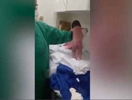 Երեխան ծնվելուց անմիջապես հետո քայլելու փորձ է արել (տեսանյութ)
