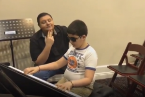 Կույր երեխան երգում է Արմենչիկի երգը, չիմանալով, որ երգիչն իր կողքին նստած է (տեսանյութ)