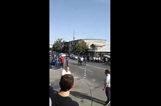 Ինչպես են ոստիկանները դիպուկահարի միջոցով վնասազերծում Էրեբունիում աղջկան պատանդ պահող տղամարդուն (տեսանյութ)