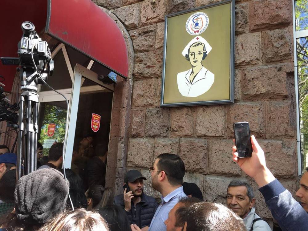 Ցուցարարները ներխուժեցին բժշկական քոլեջ (տեսանյութ)