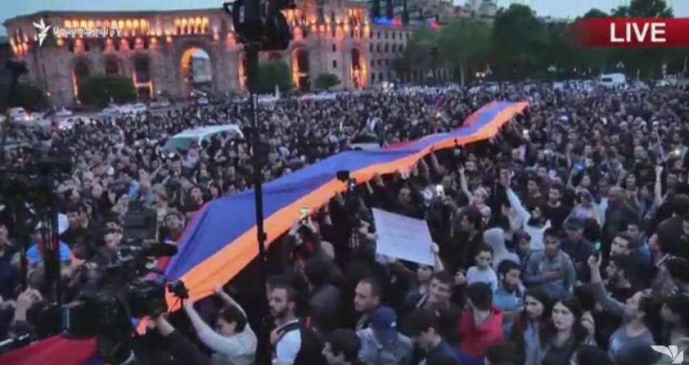 Հանրապետության հրապարակ բերեցին մեր եռագույնը. ուղիղ միացում