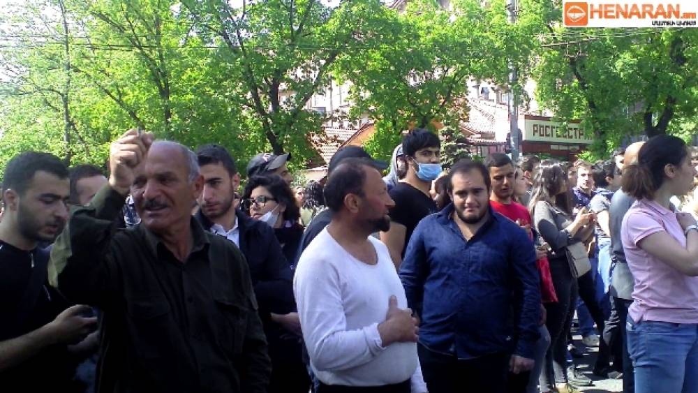 Ոստիկա՛ն, միացիր. թեժ իրավիճակ Բաղրամյան 26-ում (տեսանյութ)