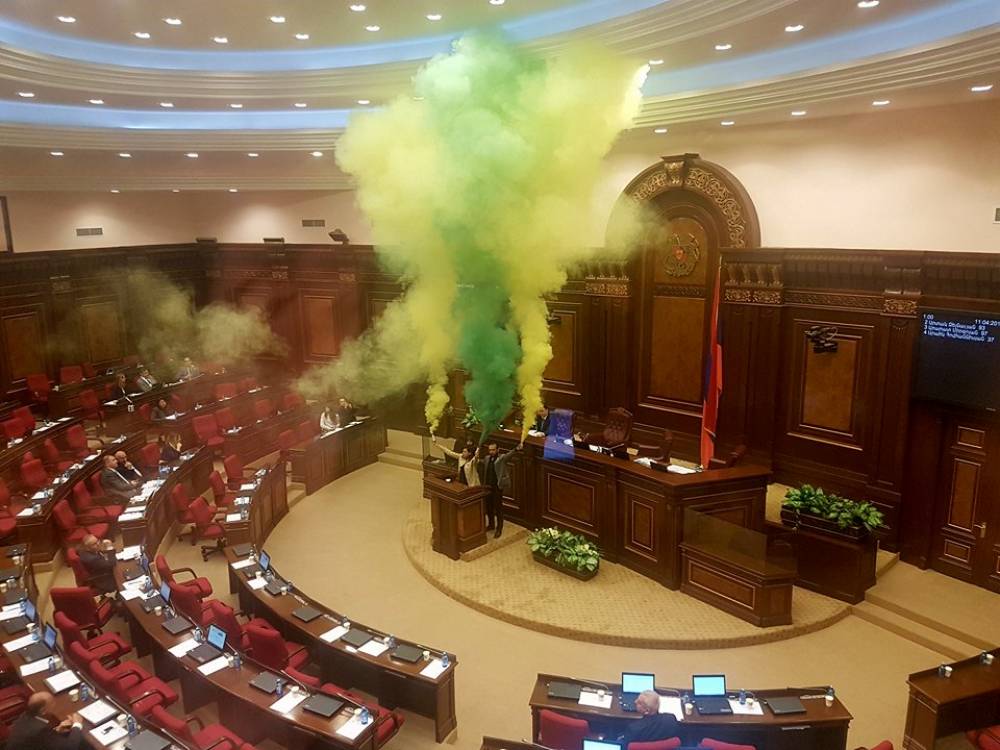 ԱԺ նիստերի դահլիճը գունավոր ծուխ կապեց. ակցիա խորհրդարանի դահլիճում (տեսանյութ)