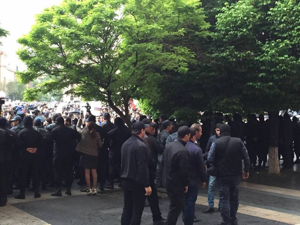 Լարված իրավիճակ՝ կառավարության շենքի մոտ (տեսանյութ)