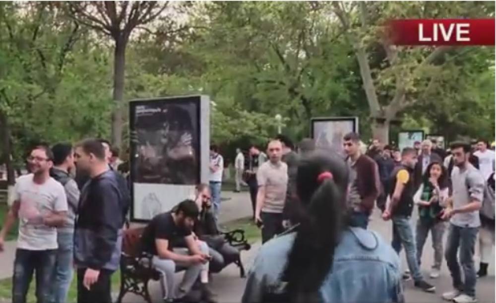 Մաշտոցի պողոտան փակած ցուցարարներից հինգին ոստիկանները մեքենաներով տեղափոխեցին.ուղիղ