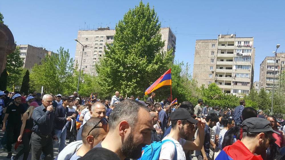 Ազատամարտիկների այգուց բազմաթիվ երիտասարդներ միացան քայլերթին (լուսանկարներ, տեսանյութ)