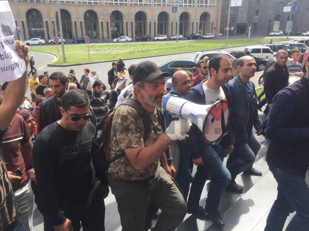 Ակցիայի մասնակիցները շրջափակել են Տարոն Մարգարյանին (տեսանյութ)