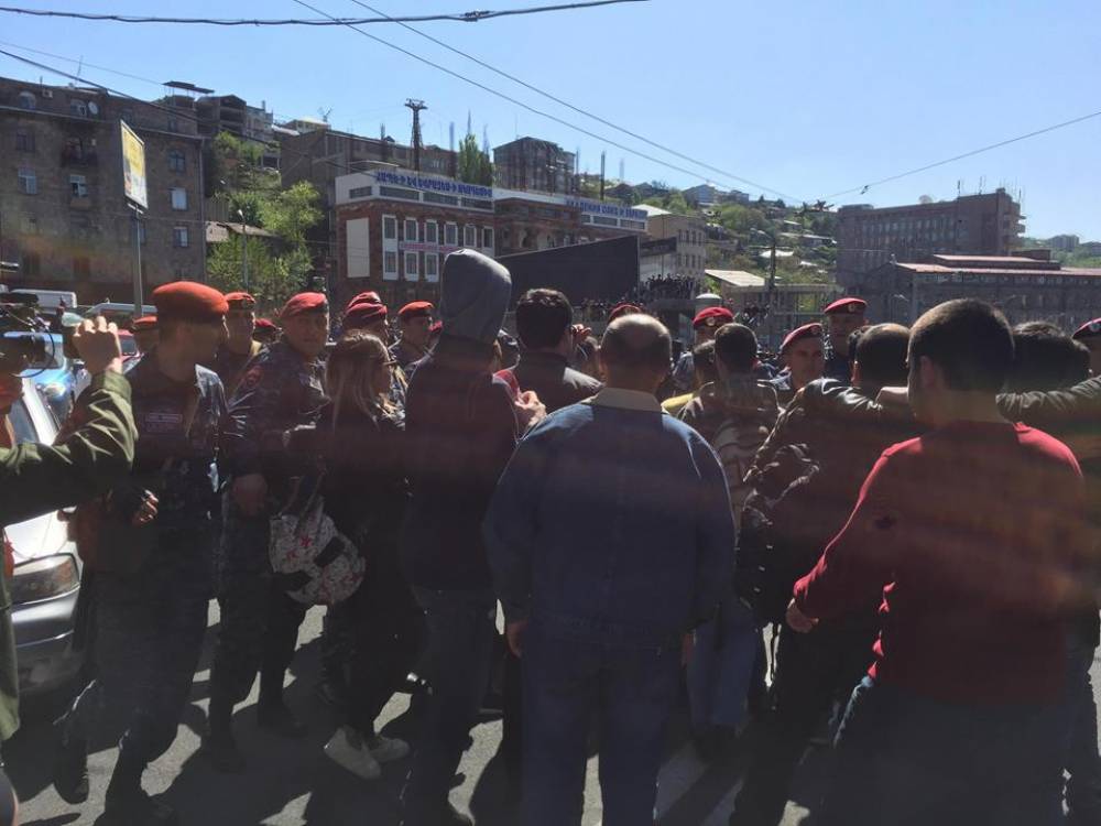 Քաշքշոց՝ ոստիկանության շենքի մոտ (տեսանյութ)