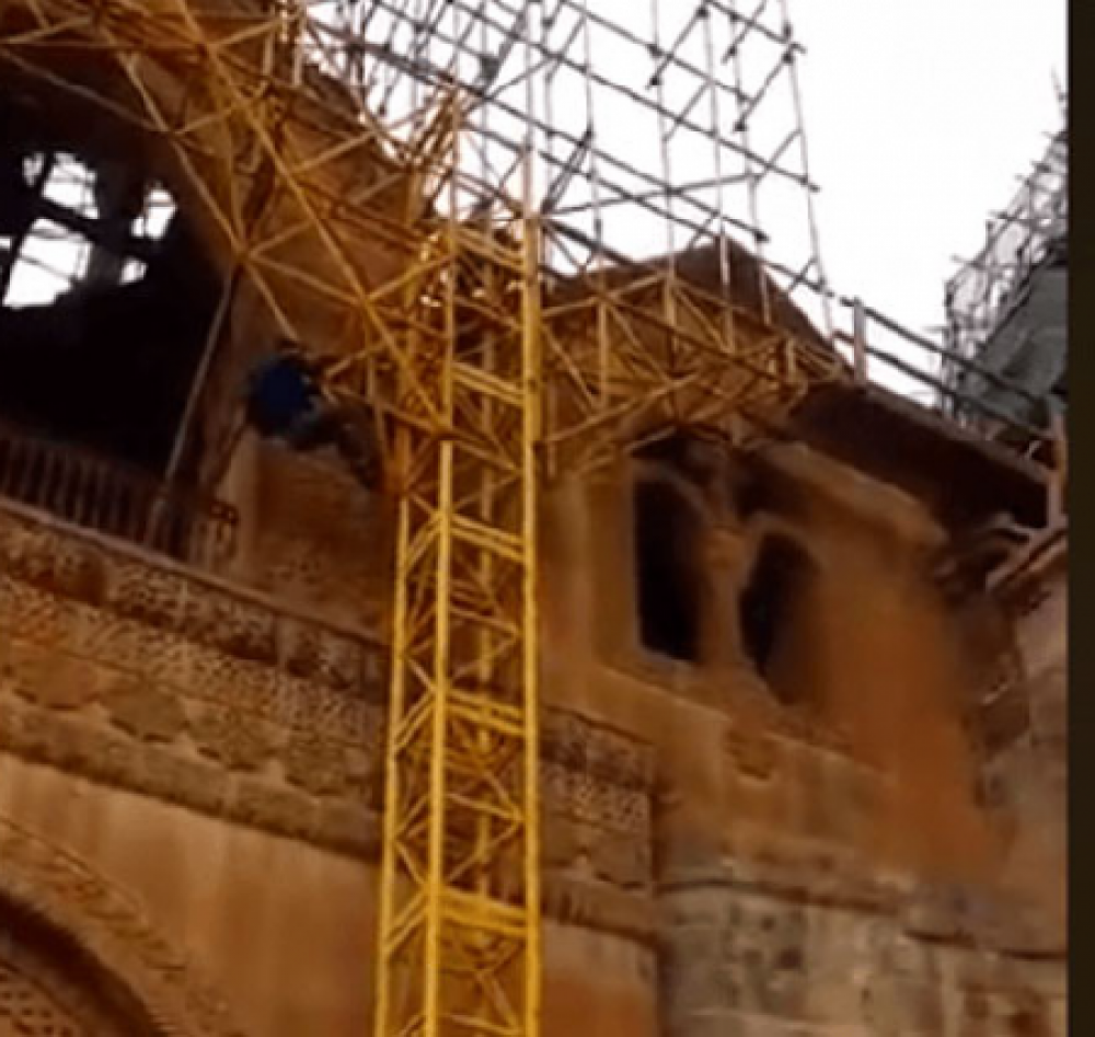 Տղամարդը փորձել է սղոցել Մայր Աթոռ Սուրբ Էջմիածնի Մայր տաճարի գմբեթի խաչը (տեսանյութ)