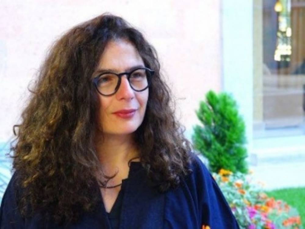 Արսինե Խանջյանը ծաղիկներ է նվիրել ցուցարարներին (տեսանյութ)