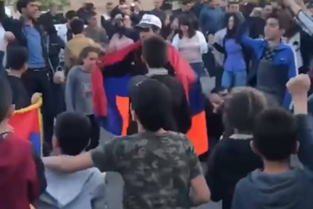 Վայքը ոտքի է կանգնել. ցույցերը գլխավորում է քաղաքապետի որդին. 1in.am