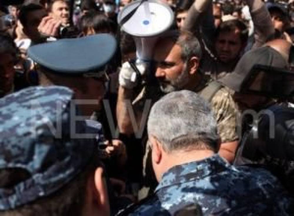 «Փոխում ենք մարտավարությունը». Ցուցարարները լքեցին կառավարության մասնաշենքը, շարժվում են դեպի կրկես (ուղիղ)