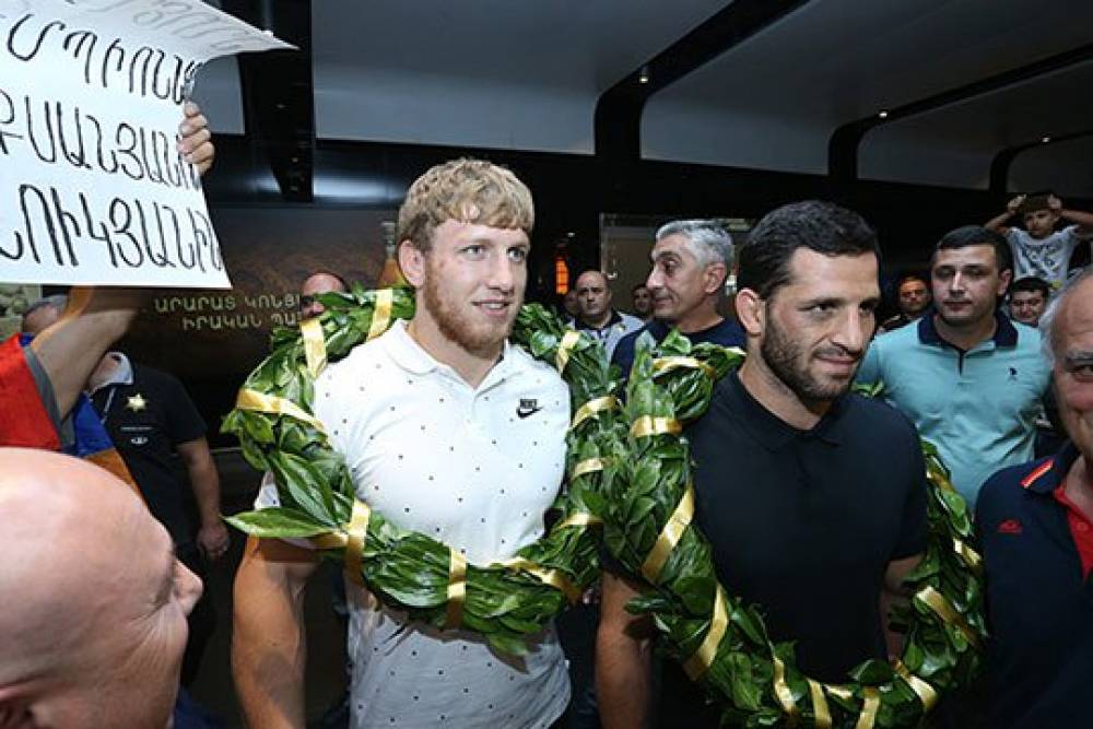 Հայտնի մարզիկները դուրս են գալիս հրապարակ