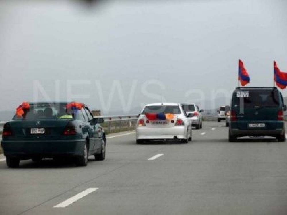 Նիկոլ Փաշինյանի գլխավորած ավտոերթը ուղեւորվում է Իջեւան եւ Վանաձոր (ուղիղ)