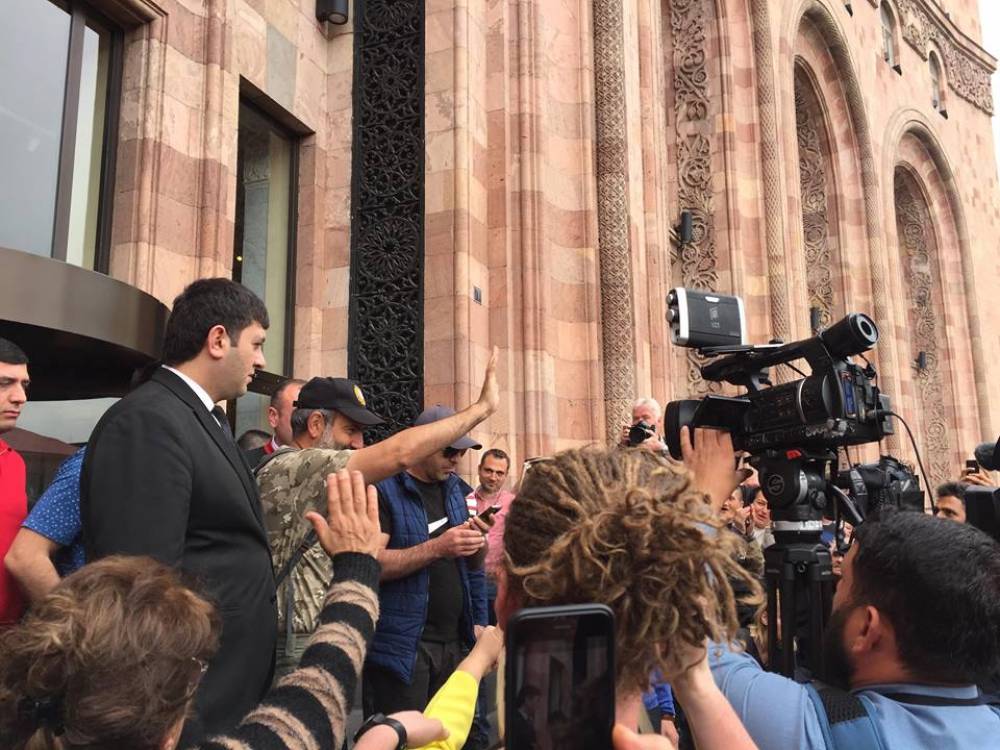 Փաշինյանը ծափերի ներքո հեռացավ «Մարիոթից» (տեսանյութ)