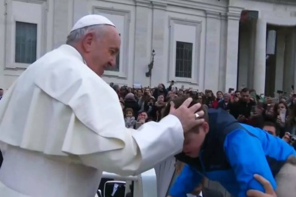 Հռոմի պապ Ֆրանցիսկոսը Դաունի համախտանիշով տղային թույլ է տվել, որ շրջի իր հետ ավտոմեքենայով (տեսանյութ)