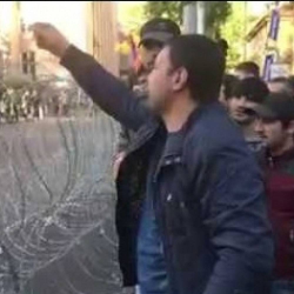 Աշոտ, այ Աշոտ, արա, տատդ էլ ա ստե, եկել ես` խփե՞ս տատուդ...Ցուցարարը՝ ոստիկանին