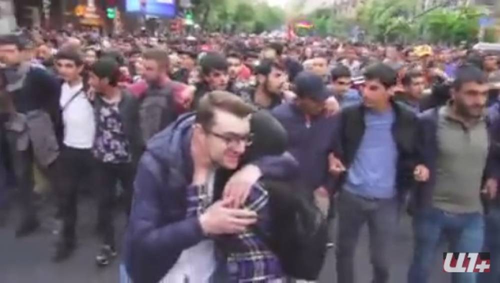 Հավաքի մասնակիցները շարժվում են Հանրապետության հրապարակ.ուղիղ միացում