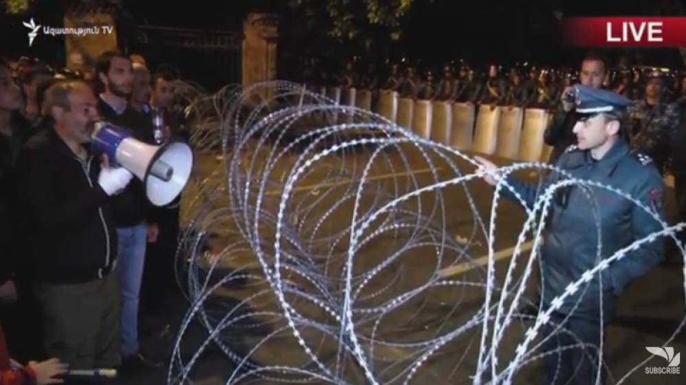 Խնդրում եմ ոստիկանների ուղղությամբ ոչ մի բան չնետել.ուղիղ միացում