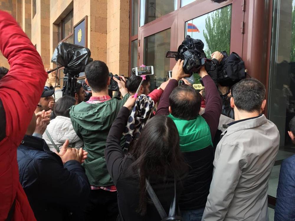 ԵՊՀ դռները չբացվեցին Նիկոլ Փաշինյանի առաջ (տեսանյութ)