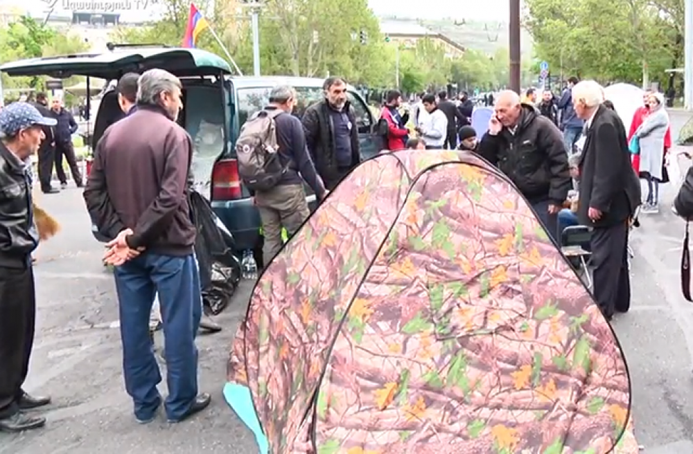 Ցուցարարները շարունակում են շրջափակած պահել մի շարք կենտրոնական փողոցներ (ուղիղ)