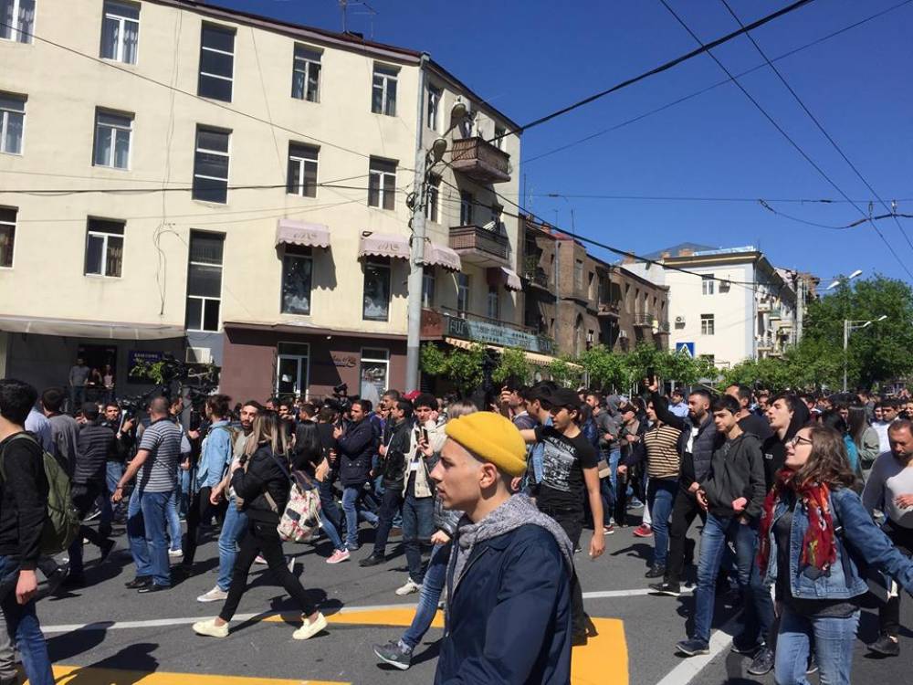 Ոստիկանները քաշքշեցին Նիկոլ Փաշինյանին (տեսանյութ)