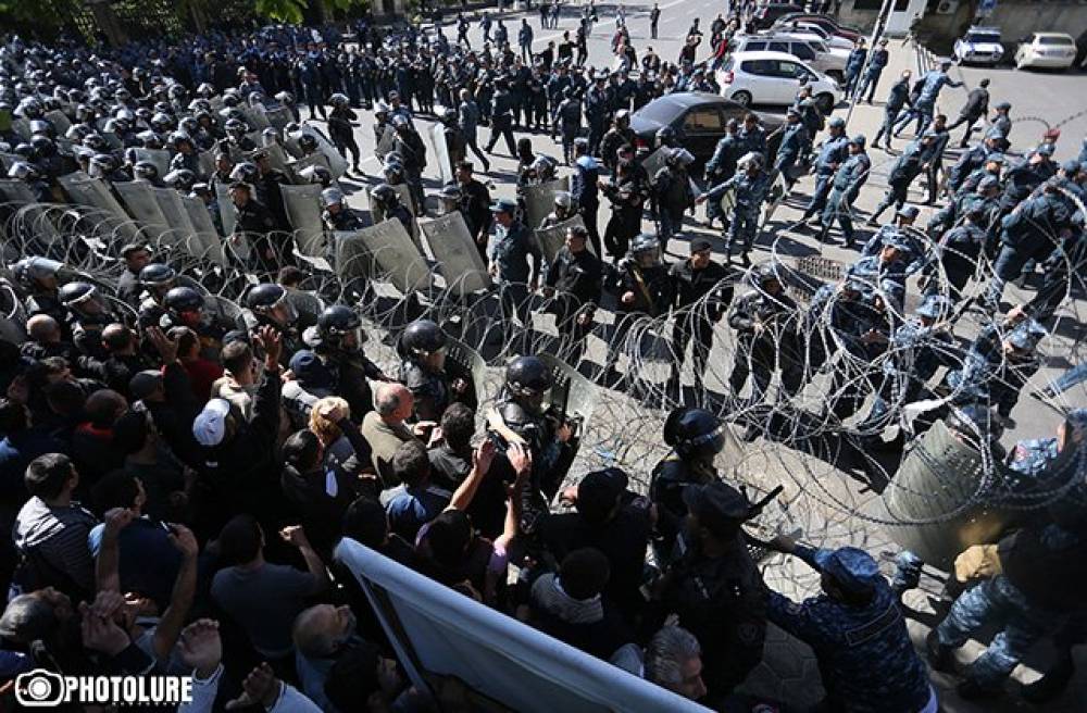 Ինչպես Բաղրամյան պողոտայում ցուցարարները ճեղքեցին ոստիկանական պատը և հասան փշալարերին