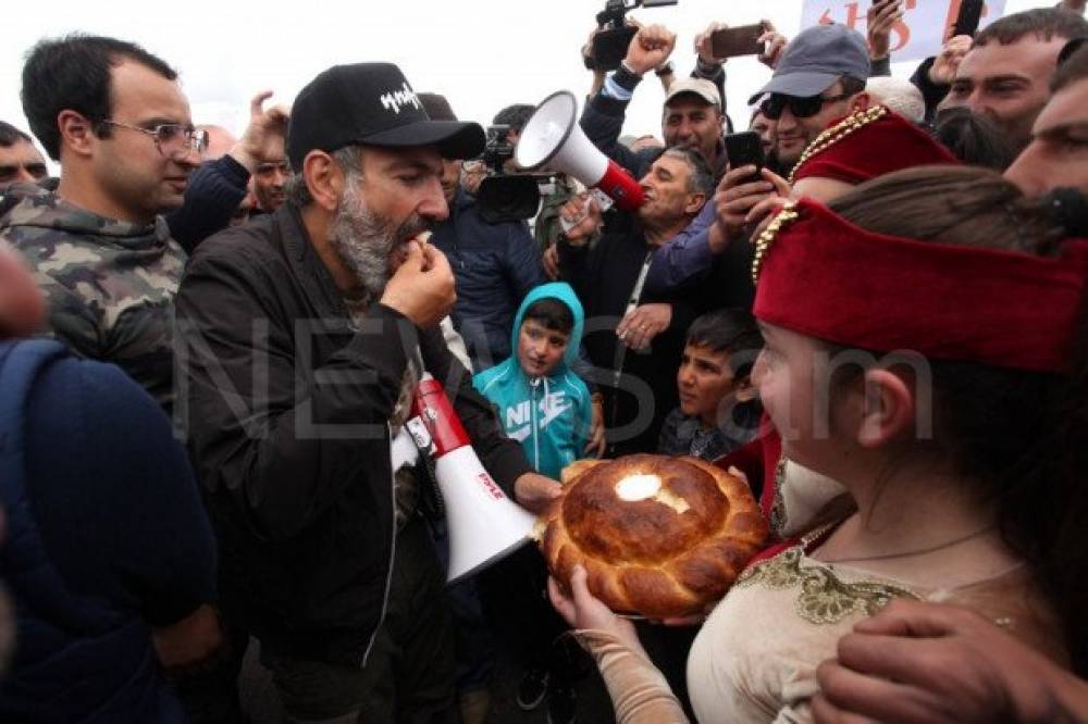 Փաշինյանի գլխավորած ավտոերթը հասել է Դիլիջան. այստեղ մինի-հանրահավաք եղավ (տեսանյութ)