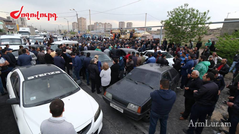 Ցուցարարները փակել են Վաղարշյան փողոցը եւ պարում են (տեսանյութ)