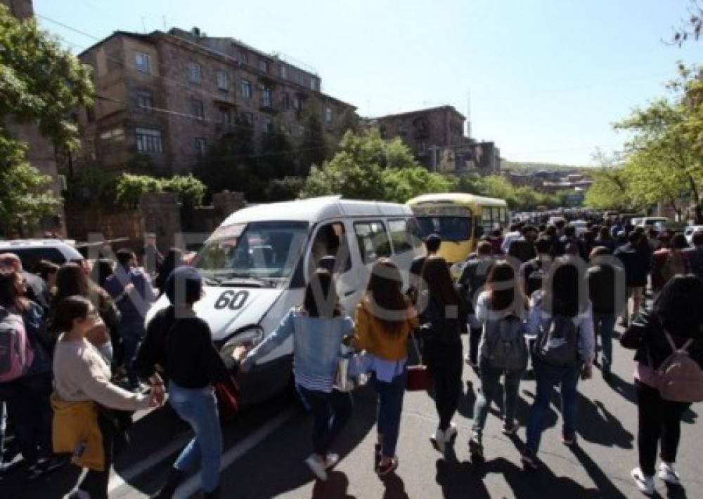 Ցուցարարները փակել են Խանջյան փողոցը (տեսանյութ)