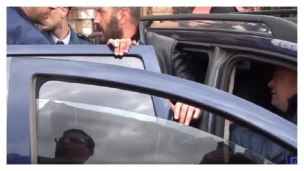 Վանաձորում Էդվարդ Շարմազանովի եղբայրը ցուցարարին բռնի կերպով նստեցնում է ավտոմեքենան (տեսանյութ)