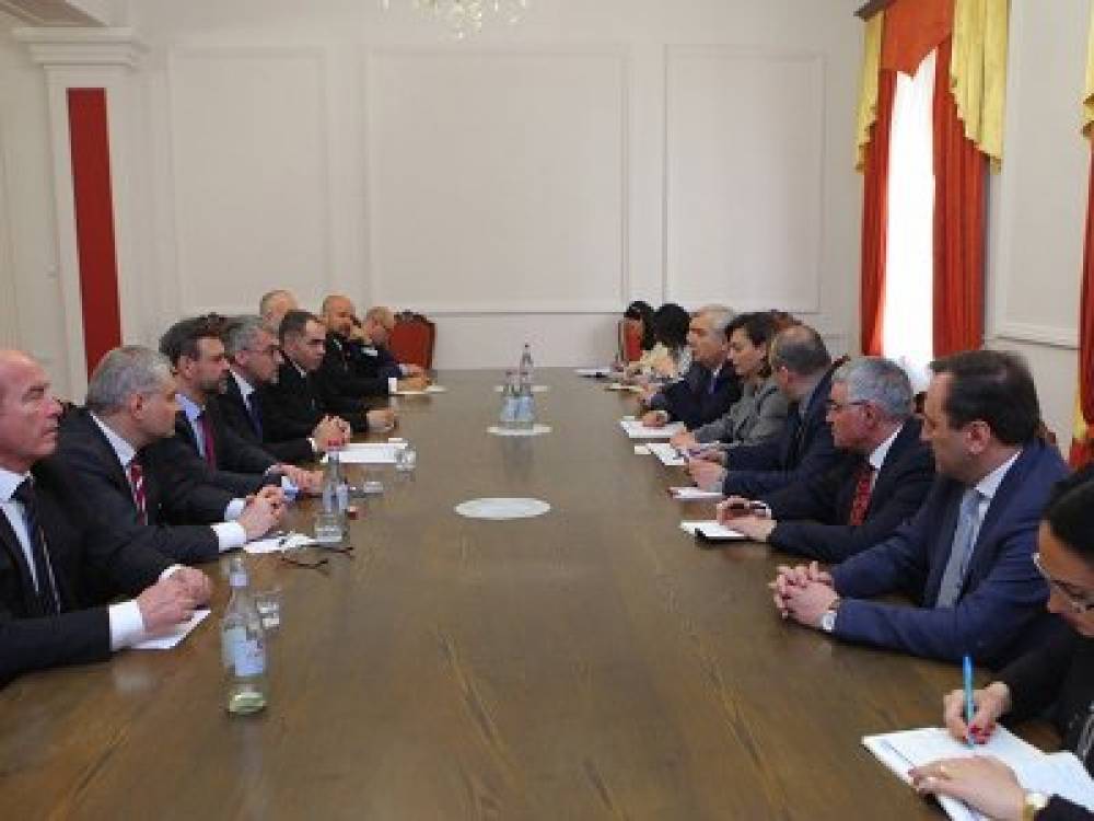 Արցախի հարցը բանակցությունների միջոցով կարգավորման կողմնակից ենք. Չեխ նախարարը՝ Լենա Նազարյանին
