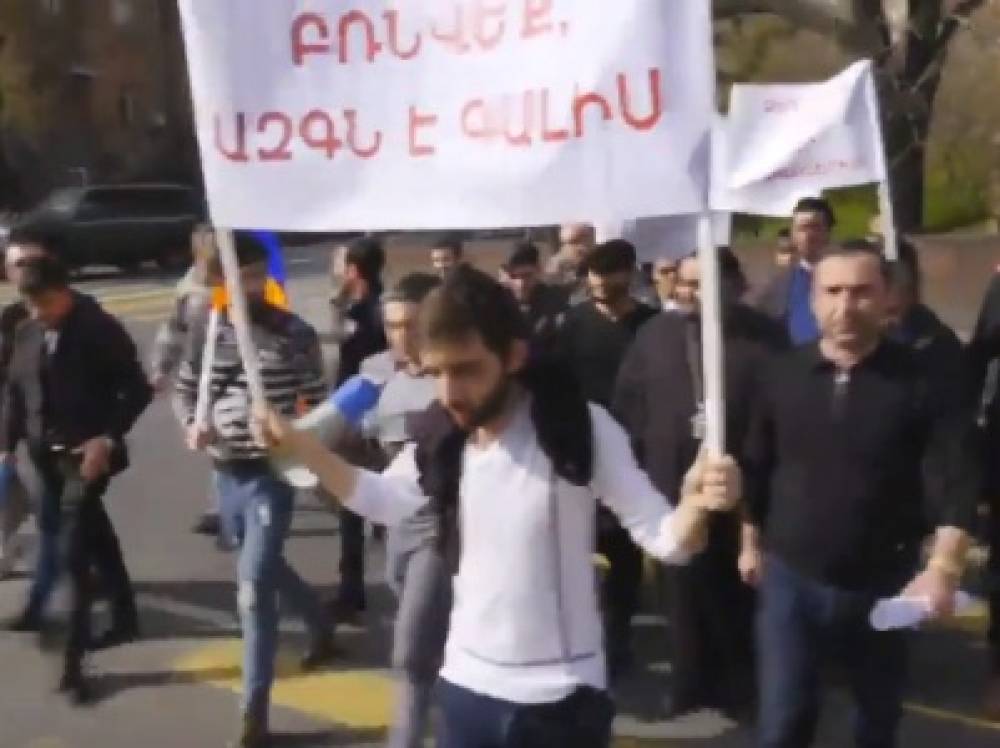 ԱԺ շենքի առջեւ տրանսգենդերների դեմ բողոքի ակցիային նոր խումբ է միացել (ուղիղ)