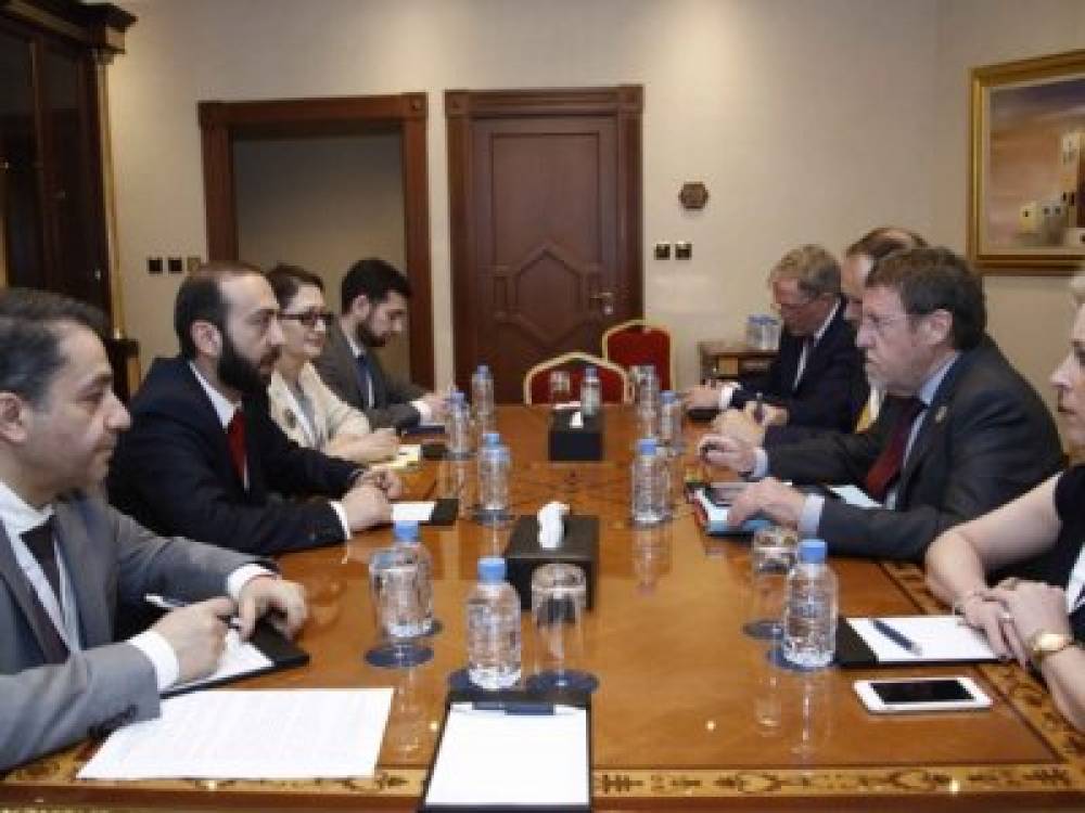 ԱԺ նախագահը հանդիպել է Բելգիայի Ներկայացուցիչների պալատի նախագահի հետ