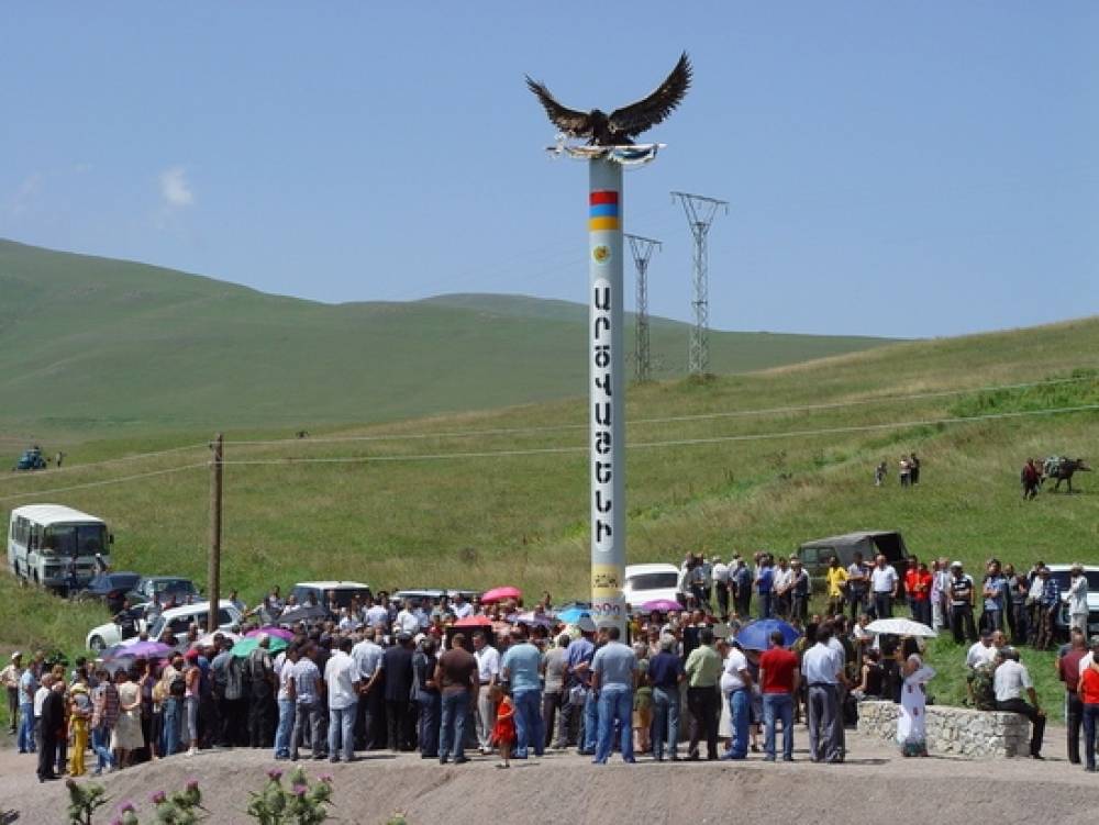 Արծվաշենցիները փակել են Չայնիի ճանապարհը. համայնքապետերը Երևանում  են, հանդիպում են պահանջում