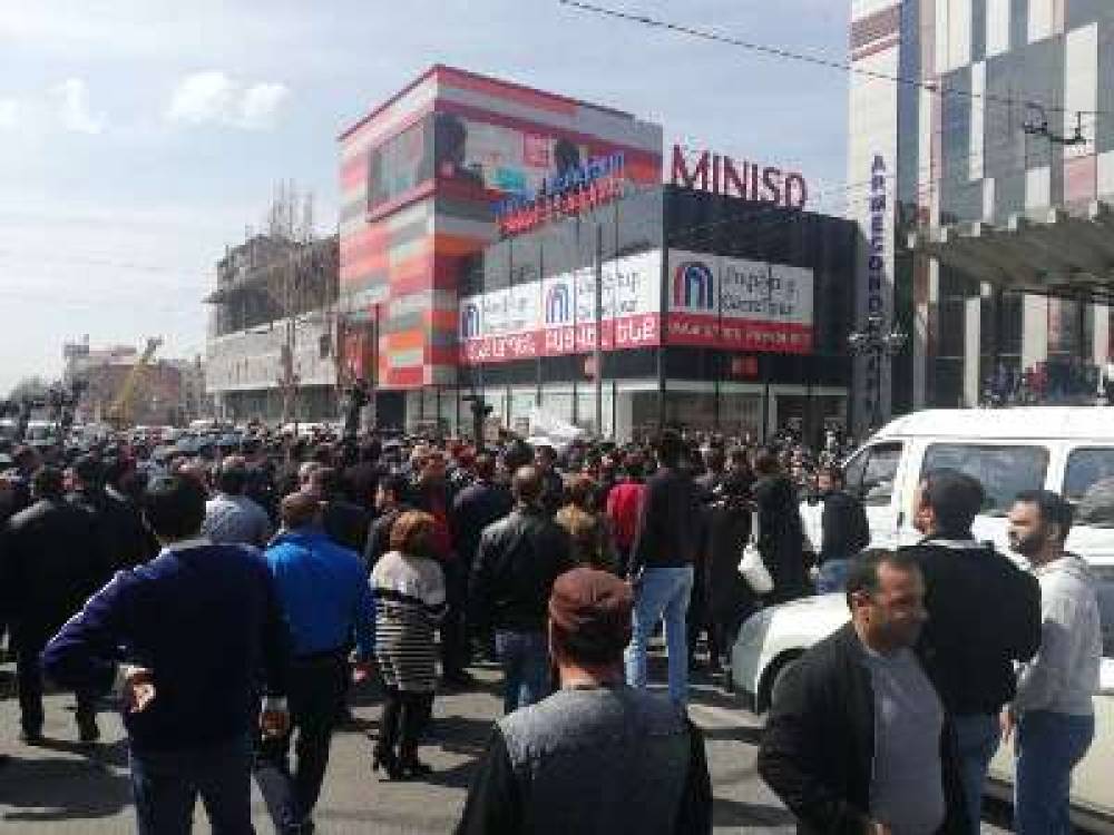 «Սպայկա»-ի աշխատակիցները փակել են Տիգրան Մեծի պողոտան. Քաշքշուք տեղի ունեցավ նրանց եւ ոստիկանների միջեւ