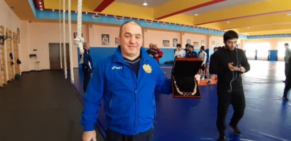 Ըմբիշների յուրօրինակ նվերը` Լևոն Ջուլֆալակյանին (տեսանյութ)