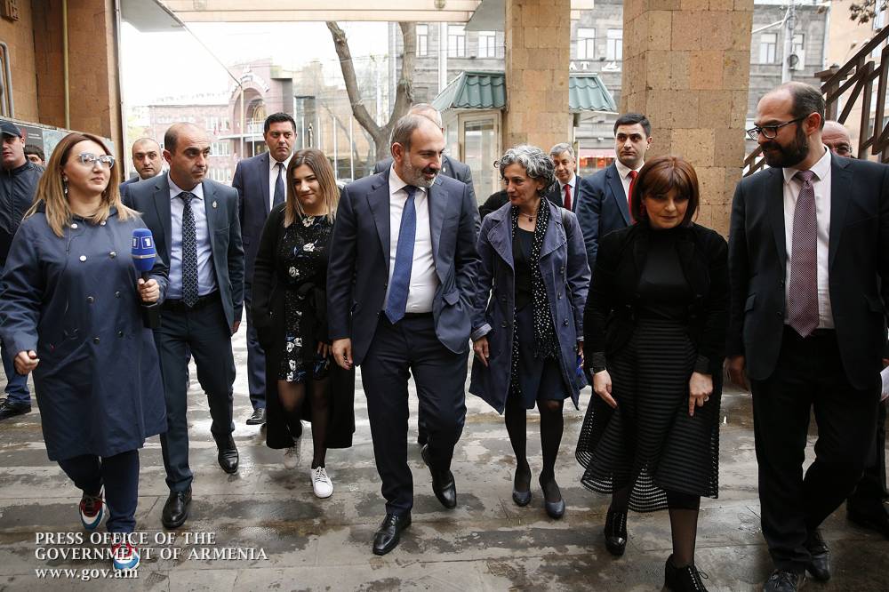 Վարչապետը դստեր հետ ներկա է գտնվել Թբիլիսիի Պետրոս Ադամյանի անվան թատրոնի «Աշնանային իրիկնամուտ» ներկայացմանը