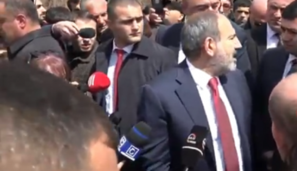 Հիմա կարո՞ղ ա էստեղ քուչի կռիվ էլ սկսի, մի հատ հանգստացեք, այ քեզ բան. Վարչապետը Գյումրիում զայրացավ