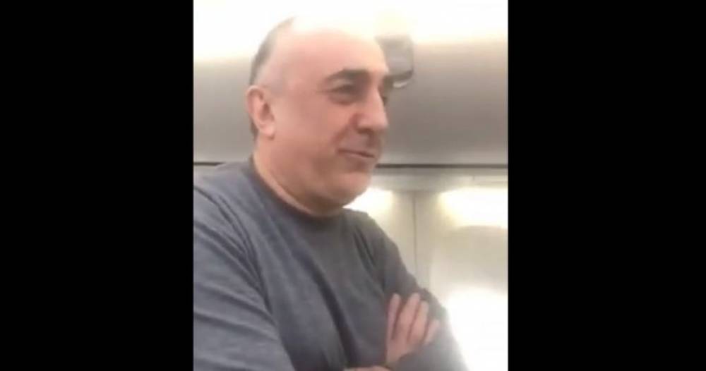 Ուշագրավ տեսանյութ. հայերն օդանավում ճանաչել են Ադրբեջանի ԱԳ նախարարին ու զրույցի բռնվել նրա հետ