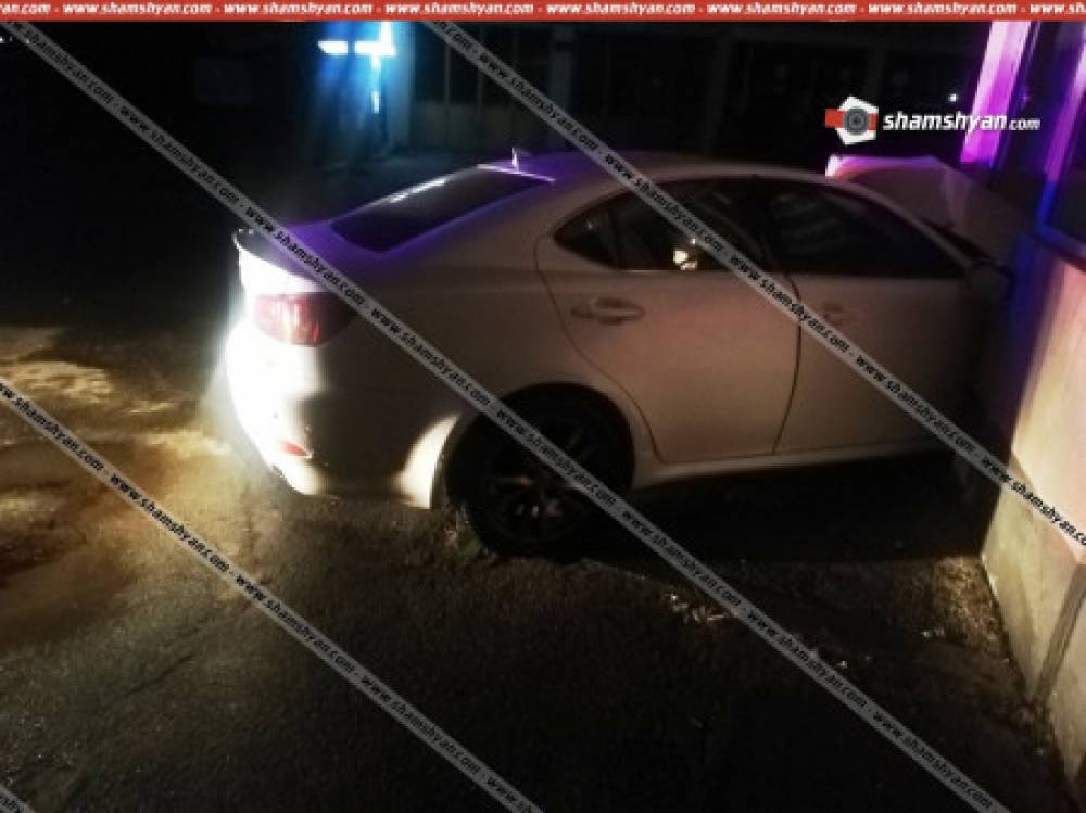 Երևանում վարորդը Lexus-ով բախվել է Ավան վարչական շրջանի ղեկավարի աշխատավայրի շենքի պատին. կա վիրավոր