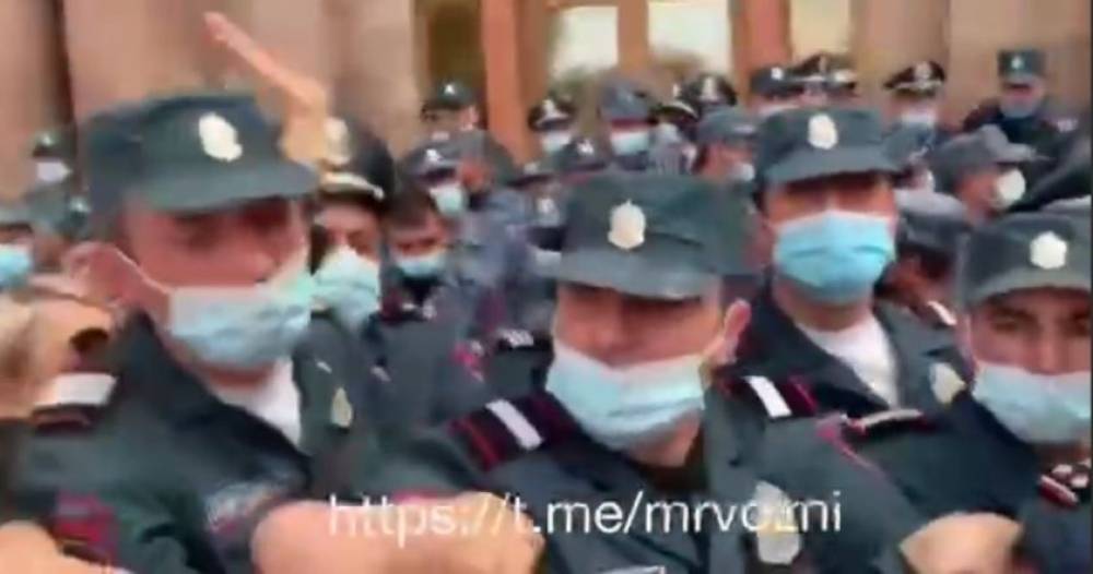 Ոստիկանի համազգեստով «կենդանին» հարվածել է «Yerevan Today»-ի կին լրագրողին (Տեսանյութ)