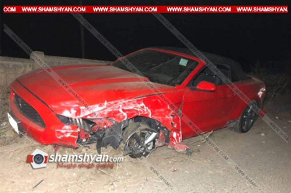 Երևանում բախվել են Ford Mustang-ն ու թիվ 72 երթուղին սպասարկող ГАЗель-ը. վերջինս կողաշրջվել է, կա վիրավոր