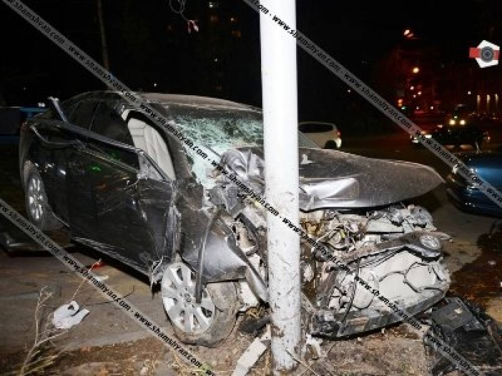 Երեւանում Toyota-ն վրաերթի է ենթարկել 2 հետիոտնի, կոտրել լուսաֆորը, ծաղկի սրահն ու բախվել սյանը. կա 4 վիրավոր